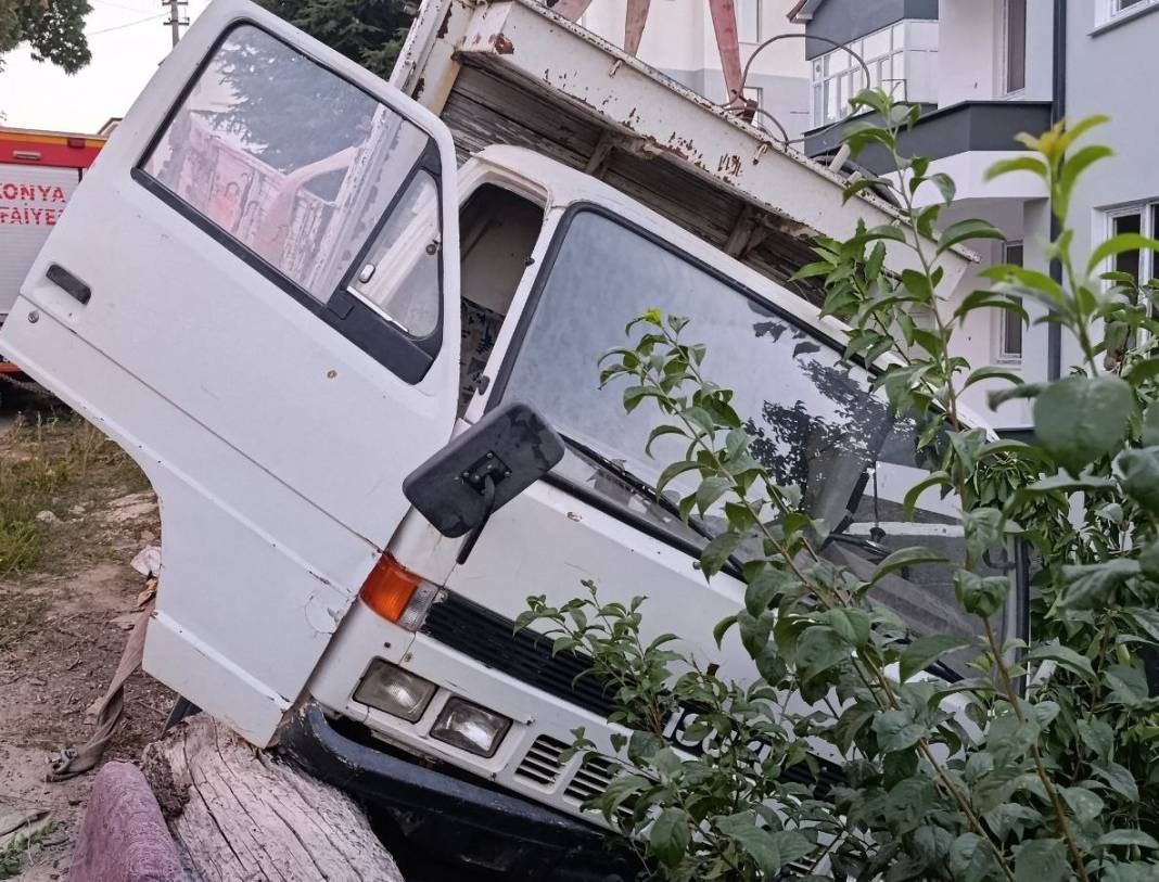 Konya'da kamyonetle korkuluk arasında sıkıştı: Freni boşaldı, can pazarı yaşandı! 2